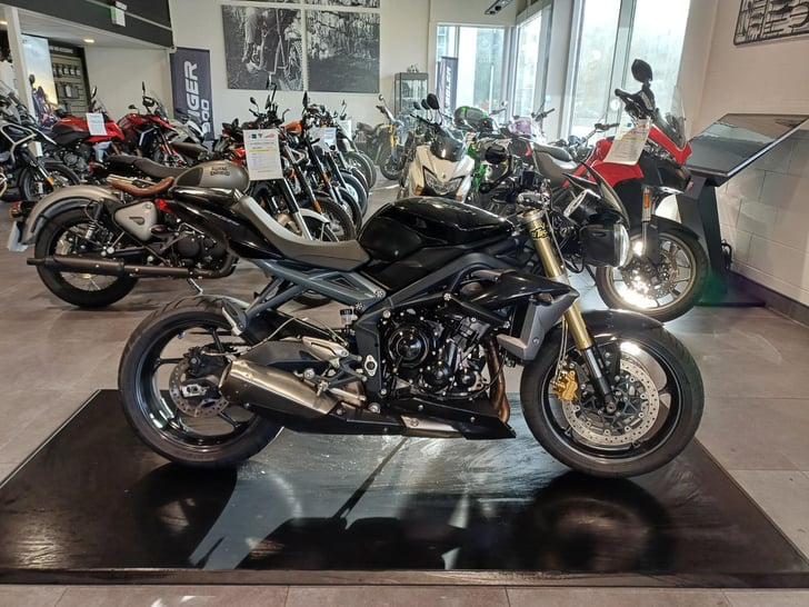 Triumph STREET TRIPLE 675