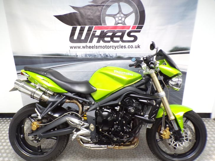 Triumph STREET TRIPLE