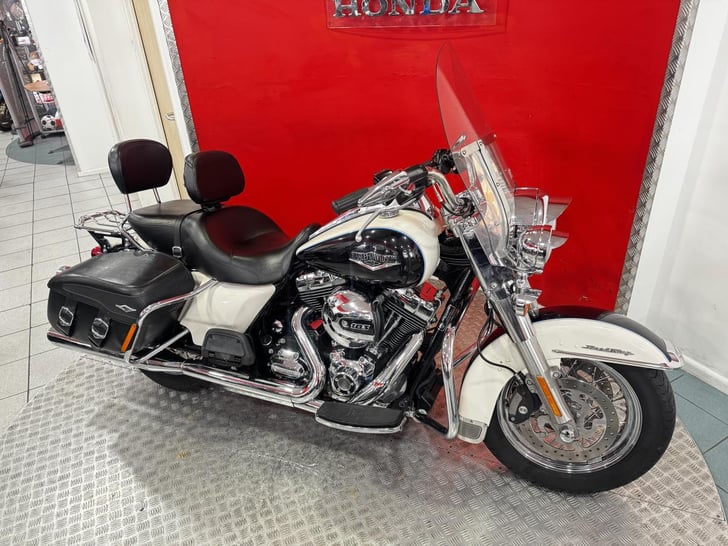 Harley-Davidson FLHRCI ROAD KING CLASSIC 