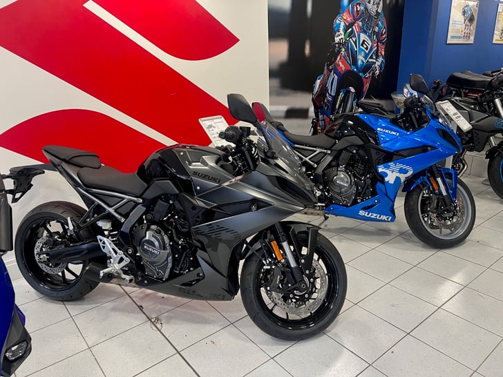 SUZUKI GSX-8R