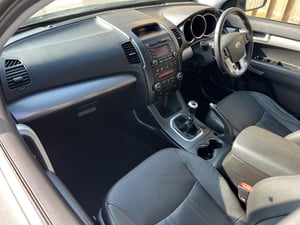 Used Kia SORENTO SORENTO 2.2 CRDI KX-3 AWD EURO 5 5DR (SNAV) for sale in Chesterfield | Image 2