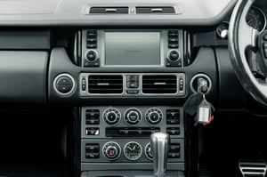 Used Land Rover RANGE ROVER RANGE ROVER 4.2 V8 SUPERCHARGED VOGUE SE STATION WAGON 5DR for sale in Chesterfield | Image 2