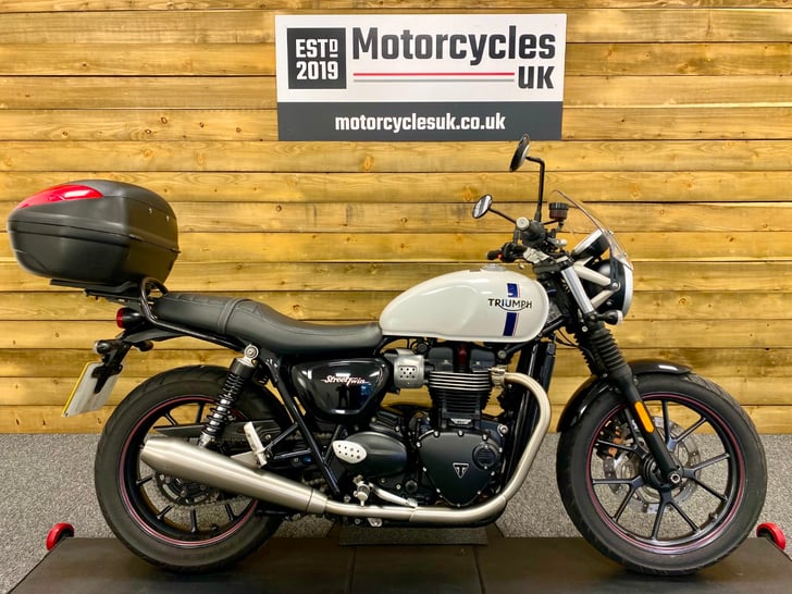 TRIUMPH STREET TWIN