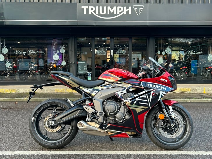 TRIUMPH DAYTONA 660