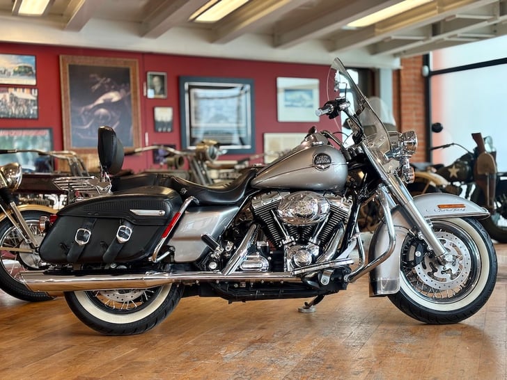 HARLEY-DAVIDSON TOURING FLHRC ROAD KING CLASSIC