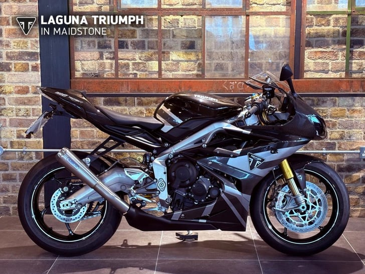 TRIUMPH DAYTONA MOTO2 765