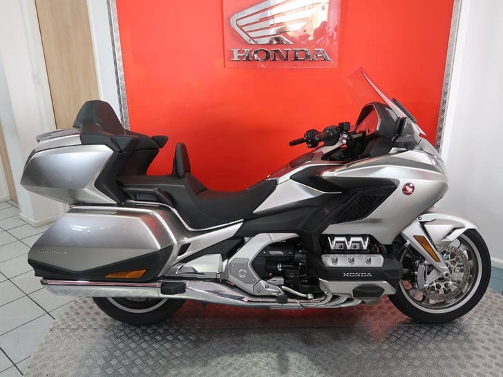 Honda GL1800 GOLD WING TOUR DCT