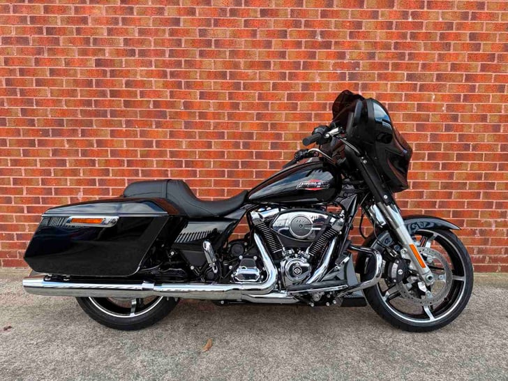 HARLEY-DAVIDSON FLHX STREET GLIDE 107 