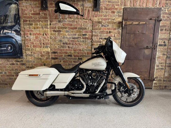 Harley-Davidson FLHXST STREET GLIDE ST 