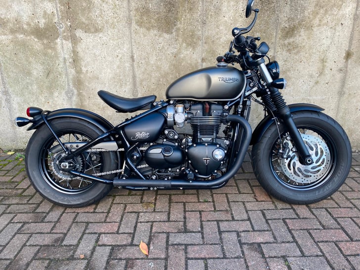 TRIUMPH BONNEVILLE BOBBER BLACK
