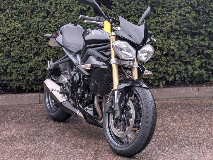 TRIUMPH STREET TRIPLE 675
