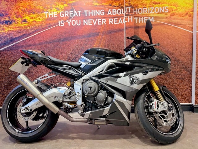 TRIUMPH DAYTONA MOTO2 765