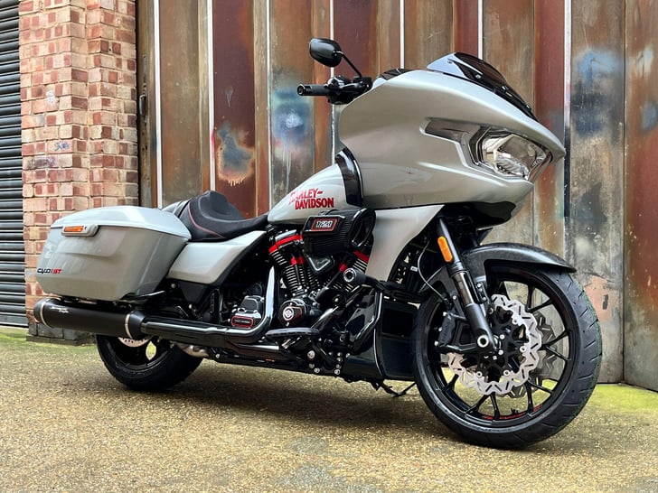 Harley-Davidson CVO 1977 FLTRXSTSE ROAD GLIDE ST