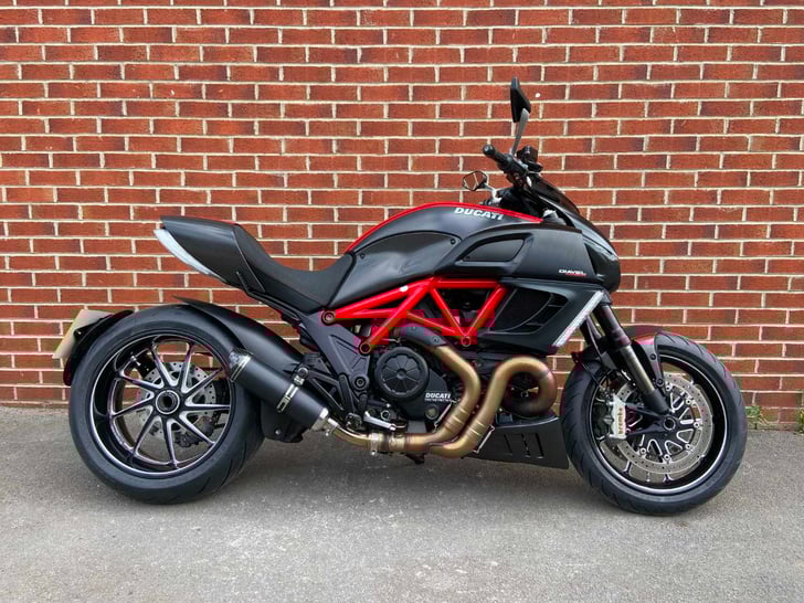 Ducati DIAVEL CARBON