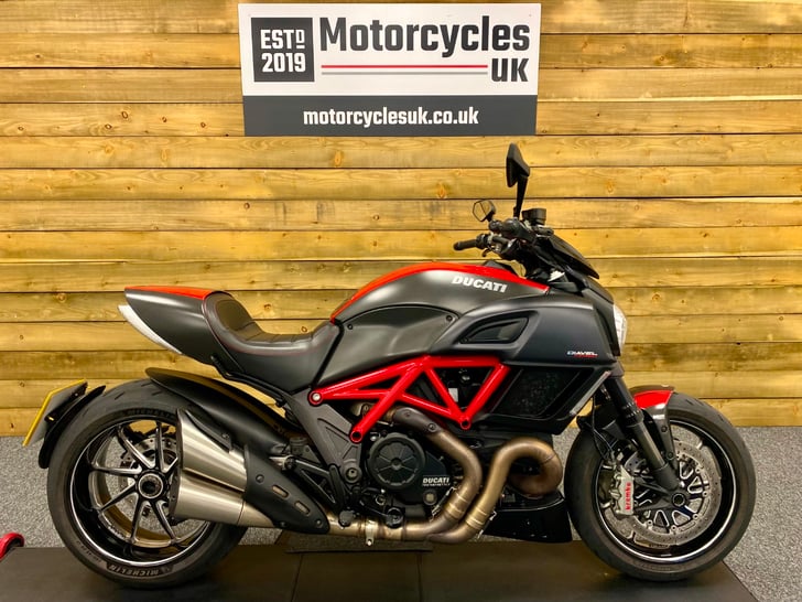 Ducati DIAVEL CARBON