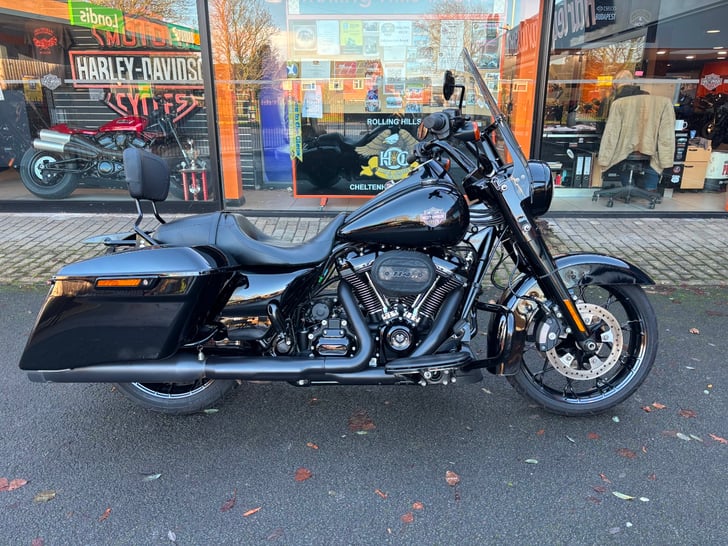 Harley-Davidson TOURING FLHRXS ROAD KING SPECIAL
