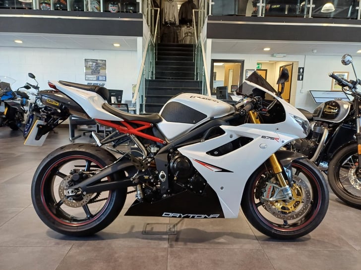 TRIUMPH DAYTONA 675 R
