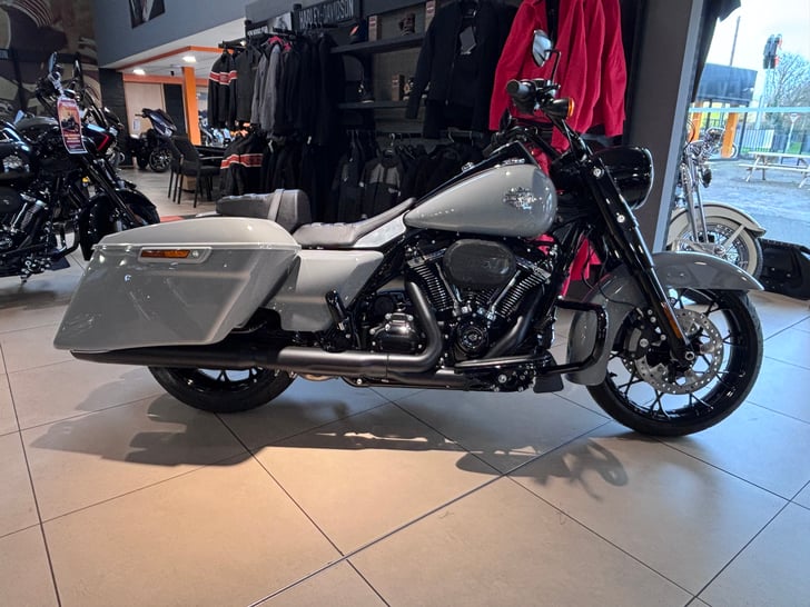 Harley-Davidson TOURING FLHRXS ROAD KING SPECIAL