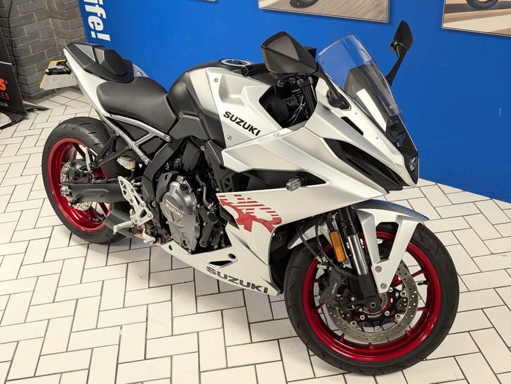 Suzuki GSX-8R 776