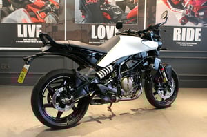 Used Husqvarna VITPILEN 125 VITPILEN 125 for sale in Watford | Image 2
