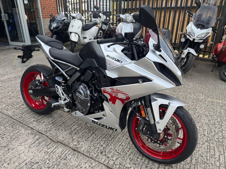 Suzuki GSX-8R 800