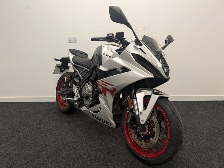 Suzuki GSX-8R