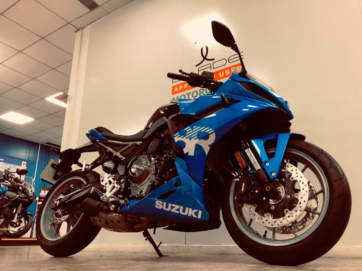 SUZUKI GSX-8R