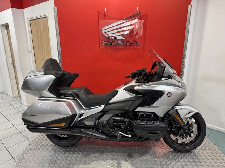 Honda GL1800 GOLD WING TOUR DCT