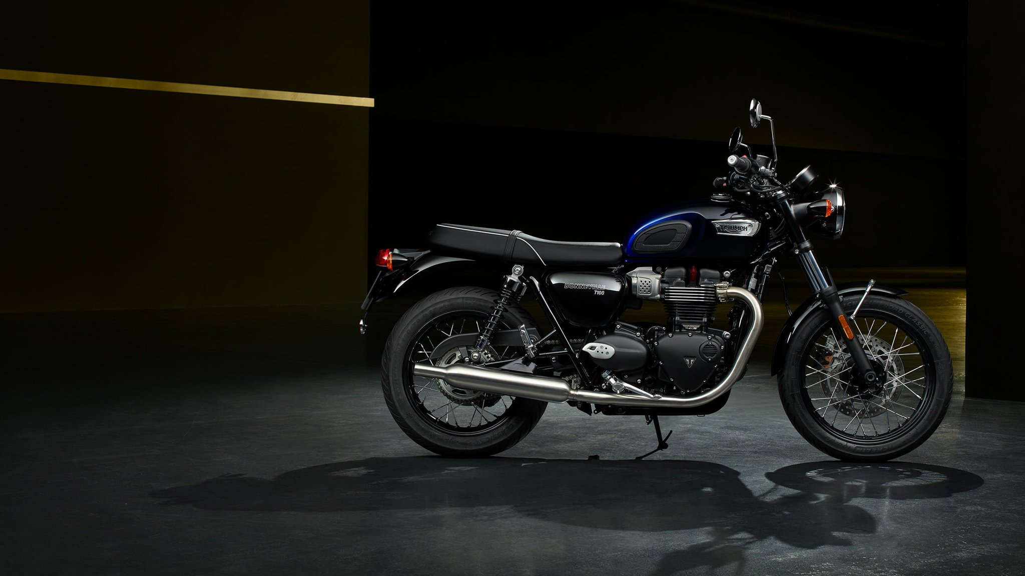 Triumph Bonneville T100 Blue Stealth Edition
