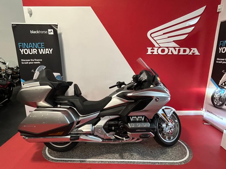 Honda GL1800 GOLD WING TOUR DCT
