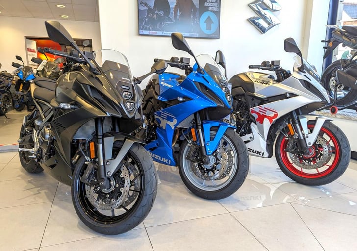 SUZUKI GSX-8R