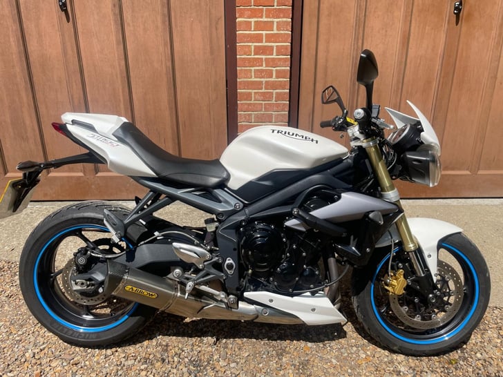 Triumph STREET TRIPLE 675
