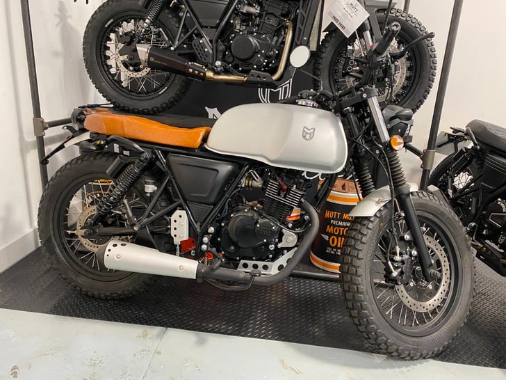 Mutt AKITA 125