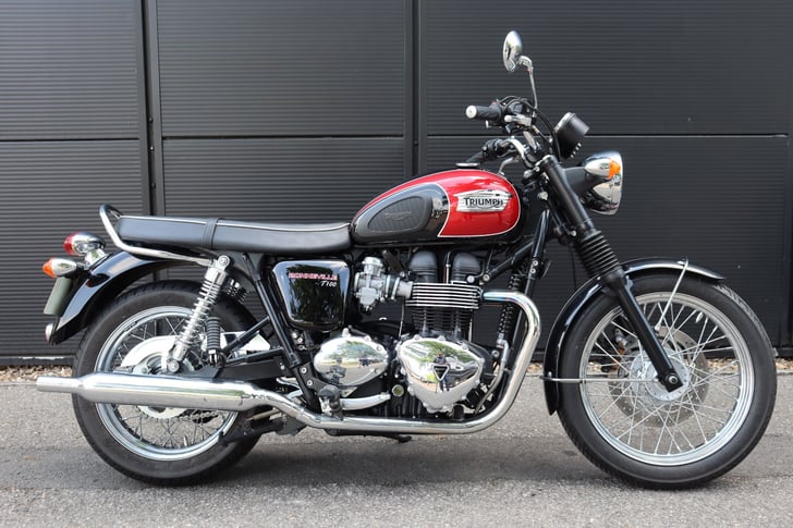 TRIUMPH BONNEVILLE T100