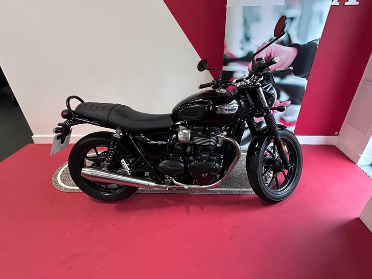 TRIUMPH STREET TWIN