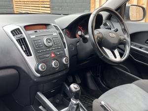 Used Kia CEED CEED 1.4 VR-7 EURO 5 5DR for sale in Chesterfield | Image 3