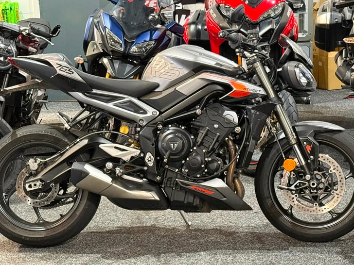TRIUMPH STREET TRIPLE 765 RS