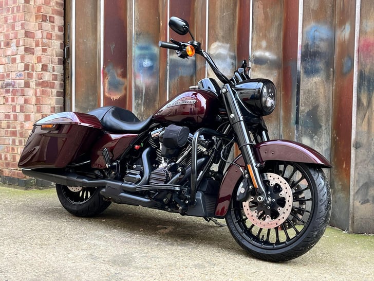 Harley-Davidson TOURING 1868 FLHRXS ROAD KING SPECIAL