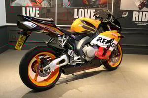 Used Honda CBR1000RR FIREBLADE CBR1000RR FIREBLADE 2005 for sale in Watford | Image 2