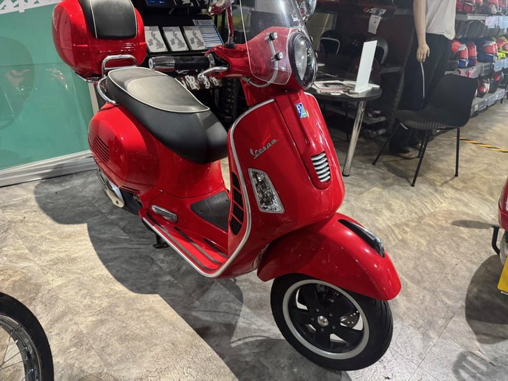 Piaggio VESPA GTS 300 GTS300 SUPER