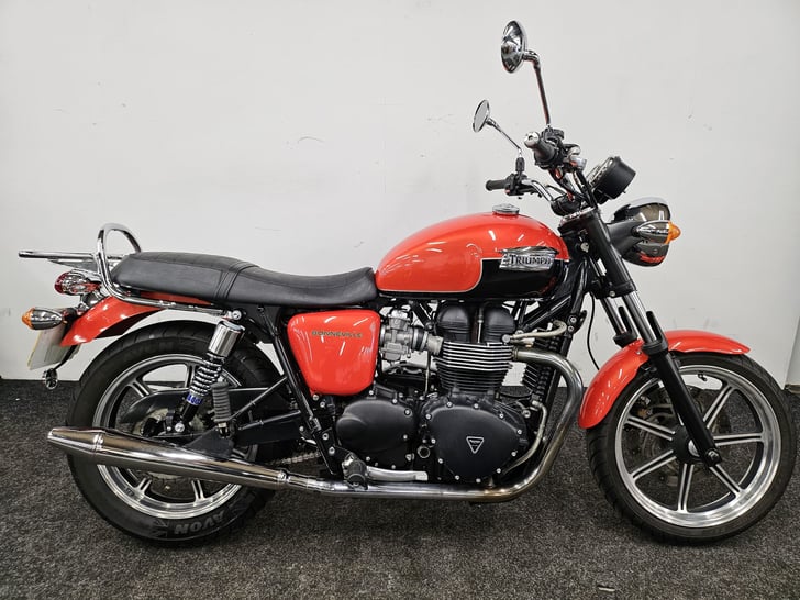 TRIUMPH BONNEVILLE SE