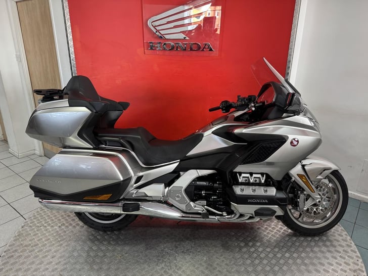 Honda GL1800 GOLD WING TOUR DCT