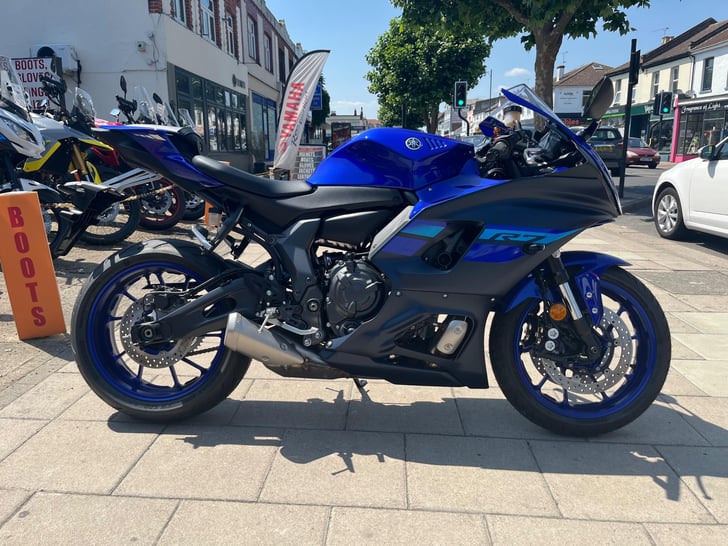 YAMAHA R7 700