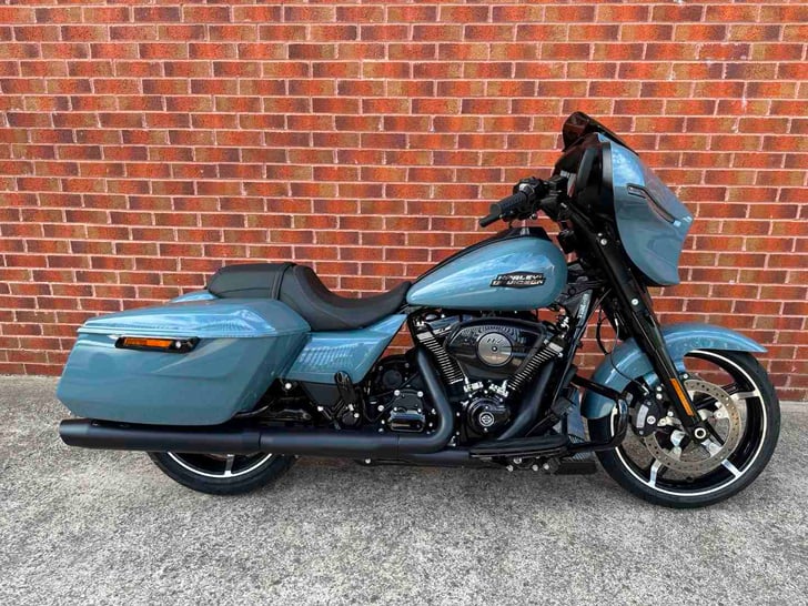 HARLEY-DAVIDSON FLHX STREET GLIDE 107 
