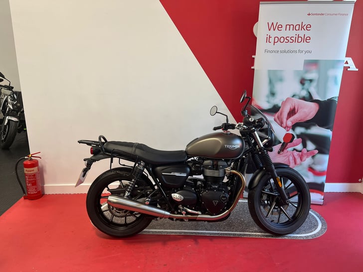 TRIUMPH STREET TWIN