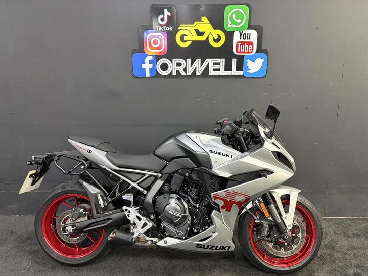 Suzuki GSX-8R(GSX800FRQ)M4 