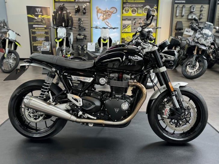 Triumph SPEED TWIN 1200 (JET BLACK)