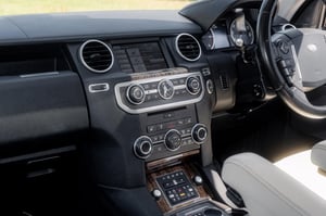 Used Land Rover DISCOVERY 4 DISCOVERY 4 3.0 SD V6 HSE LUXURY AUTO 4WD EURO 5 5DR for sale in Chesterfield | Image 2