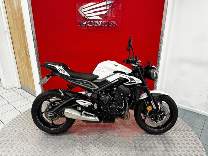 Triumph STREET TRIPLE R