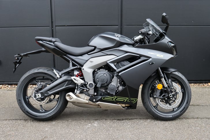 TRIUMPH DAYTONA 660